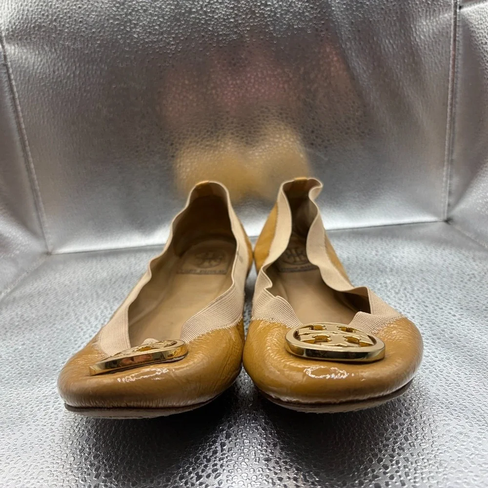 Size 7 M Tory Burch Caroline Tan Womens Gold Logo Patent Leather‎ Ballet Flats
